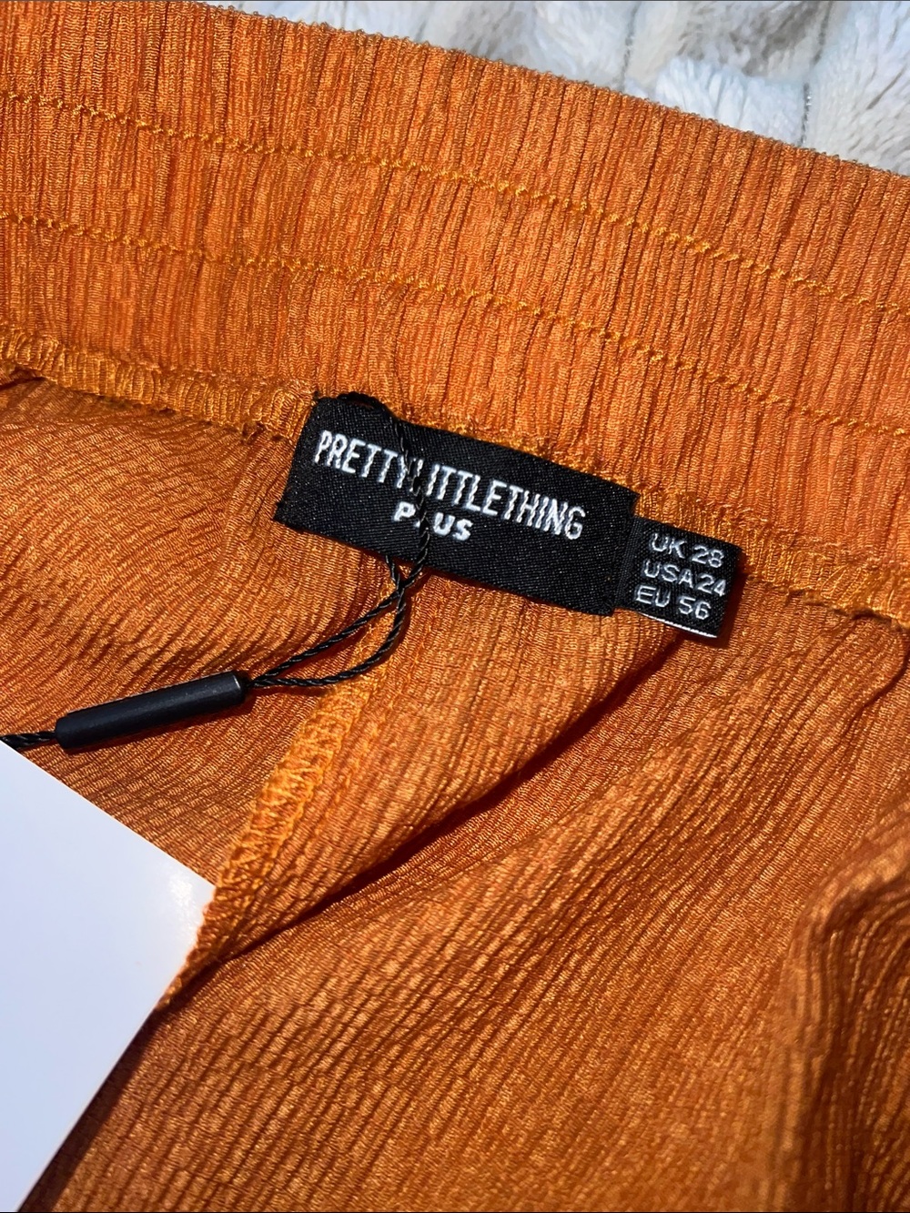 PrettyLittleThing Rust Brown Relaxed Ribbed Shorts - Picture 3 of 3